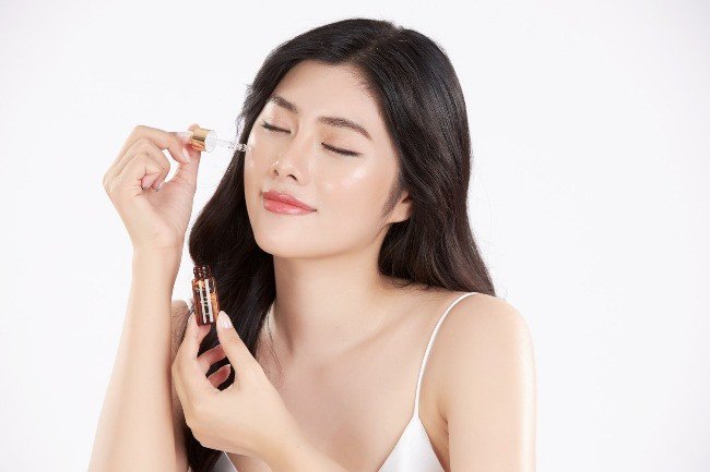 Áp dụng serum để cung cấp độ ẩm cho da trước khi bôi kem chống nắng