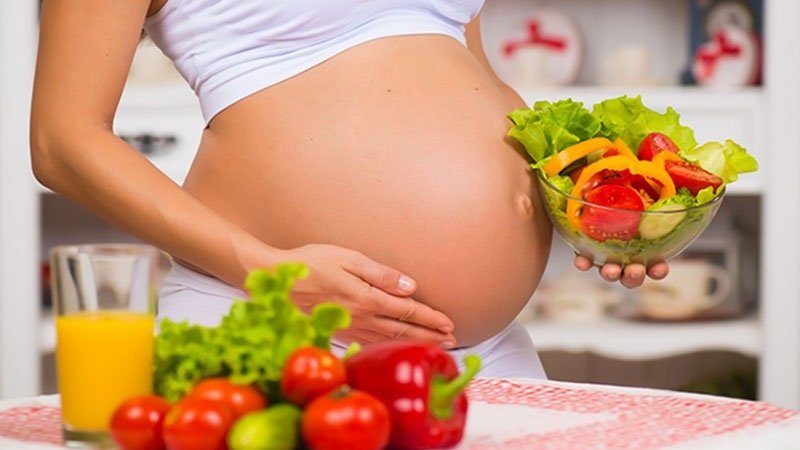 Bà bầu nên ăn uống lành mạnh, nghỉ ngơi đầy đủ và giữ cho tinh thần thoải mái để duy trì làn da khỏe mạnh