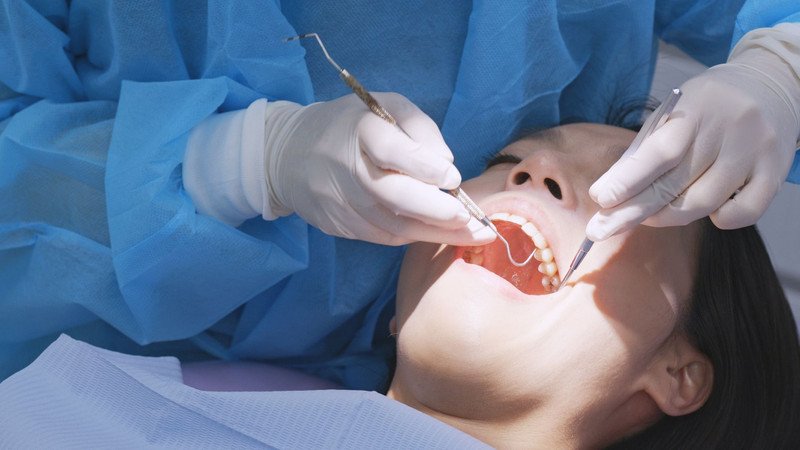 Bác sĩ sẽ thực hiện đánh giá tổng quan tình trạng răng hàm mặt bằng quan sát trong miệng