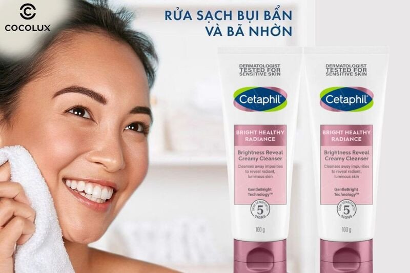 Bàn tay đang sử dụng sữa rửa mặt Cetaphil Bright Healthy Radiance, thể hiện kết cấu sản phẩm và sự dịu nhẹ khi tiếp xúc với da
