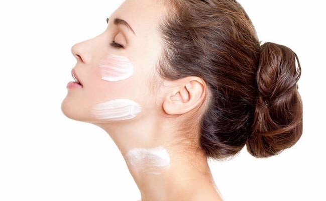 Bàn tay nhẹ nhàng thoa kem dưỡng ẩm lên mặt, chỉ dẫn kỹ thuật massage đúng cách để tránh sai lầm