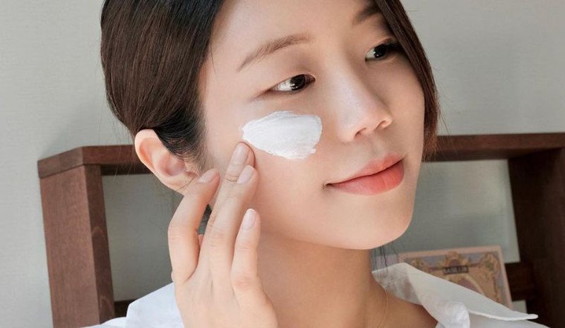 Bảo vệ làn da sau khi tẩy nốt ruồi bằng kem chống nắng phổ rộng