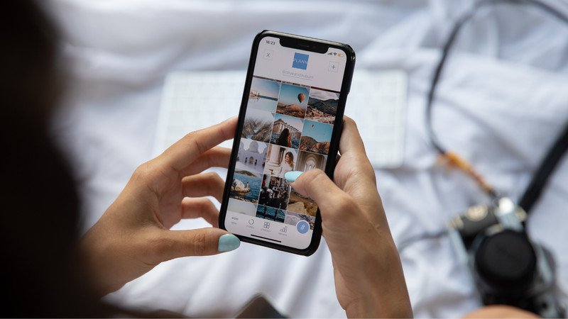 Bệnh nhân sau mổ mắt dùng điện thoại, thời gian dùng điện thoại sau mổ mắt hợp lý để mắt hồi phục