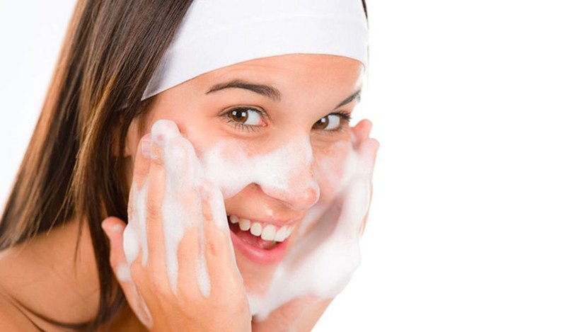 Biểu hiện da nổi mụn do kích ứng thành phần sữa rửa mặt SVR