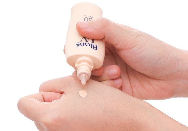 Biore Bright Milk giúp chống nắng hiệu quả và nâng tông da sáng hồng tự nhiên.