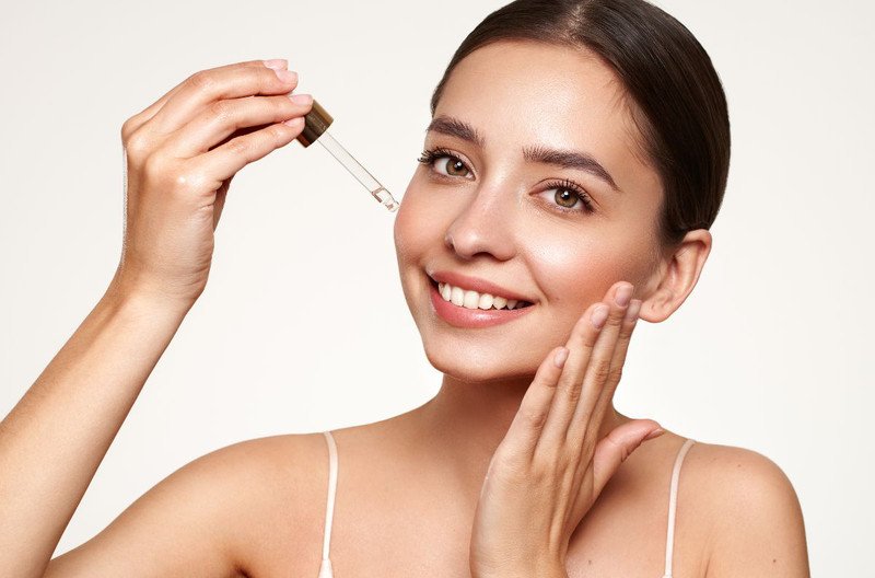 Bộ sản phẩm chăm sóc da cơ bản với serum, kem dưỡng và toner được sắp xếp gọn gàng trên bàn
