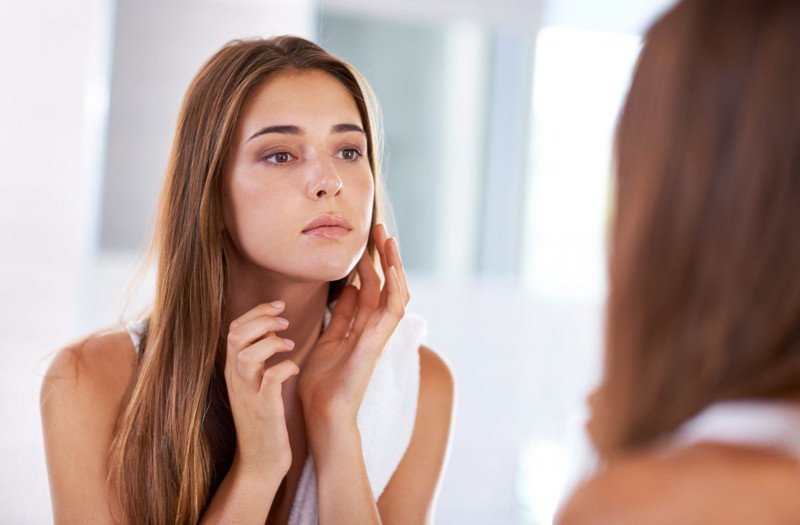 Bộ sưu tập sản phẩm chăm sóc da cần thiết, thể hiện một liệu trình toàn diện cho da sau tái tạo giúp giảm sưng và phục hồi.
