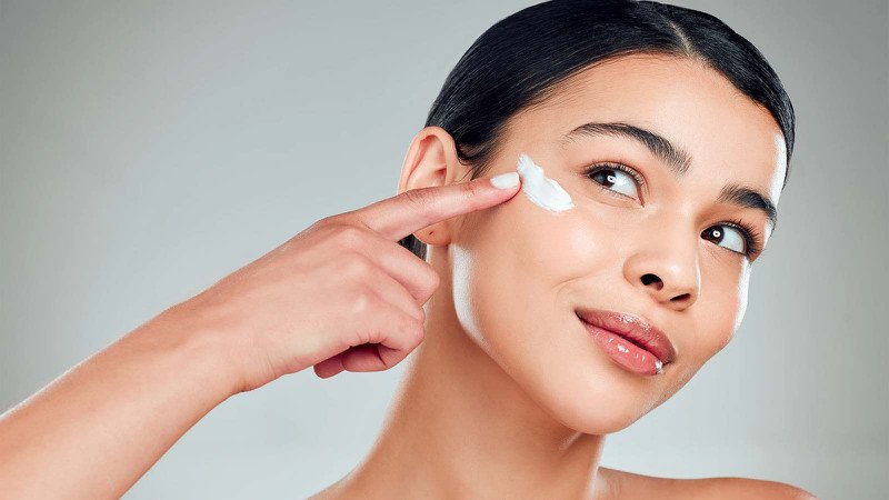 Bôi kem chống nắng sau khi sử dụng nước vo gạo để rửa mặt để bảo vệ da