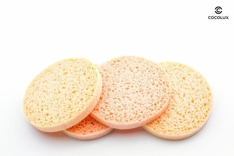 Bông mút rửa mặt màu vàng với kết cấu mềm mại, thân thiện với làn da