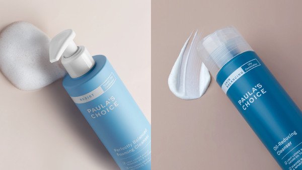 Bọt sữa rửa mặt dạng foam mịn màng trên tay, minh họa khả năng làm sạch sâu và dịu nhẹ.