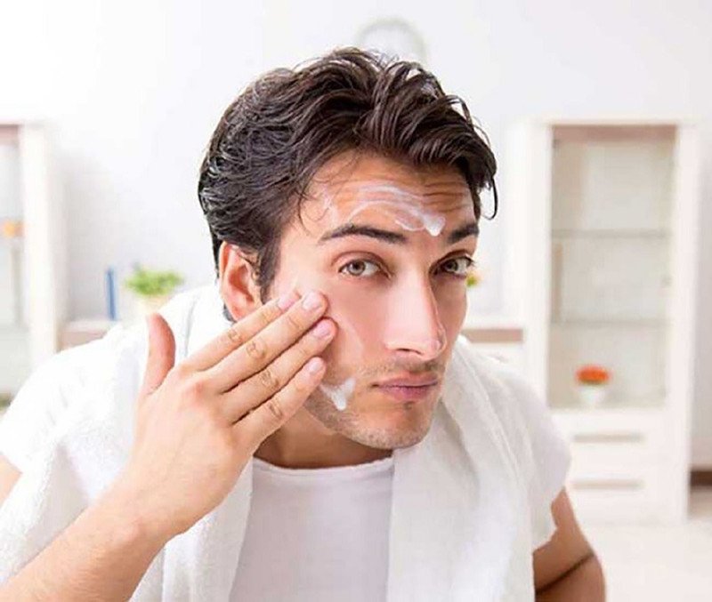 Bước rửa mặt cơ bản trong quy trình skincare cho nam giới giúp làm sạch sâu