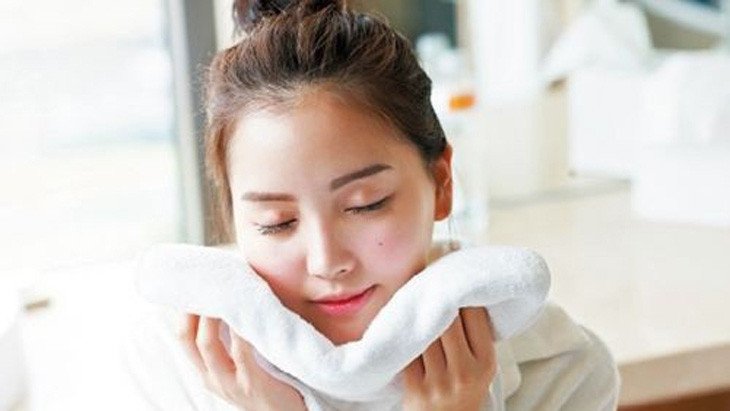 Buộc tóc gọn gàng trước khi xông hơi mặt tại nhà