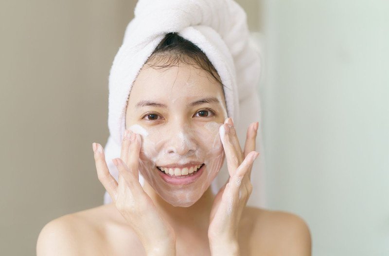 Cách chọn sữa rửa mặt kiềm dầu cho da mụn