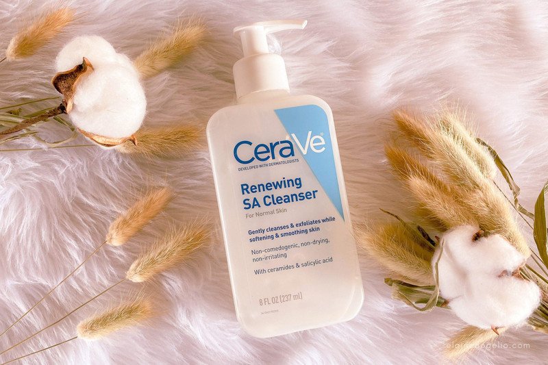 Cerave Renewing SA Cleanser tạo bọt tốt, hỗ trợ làm sạch sâu cho da mụn.