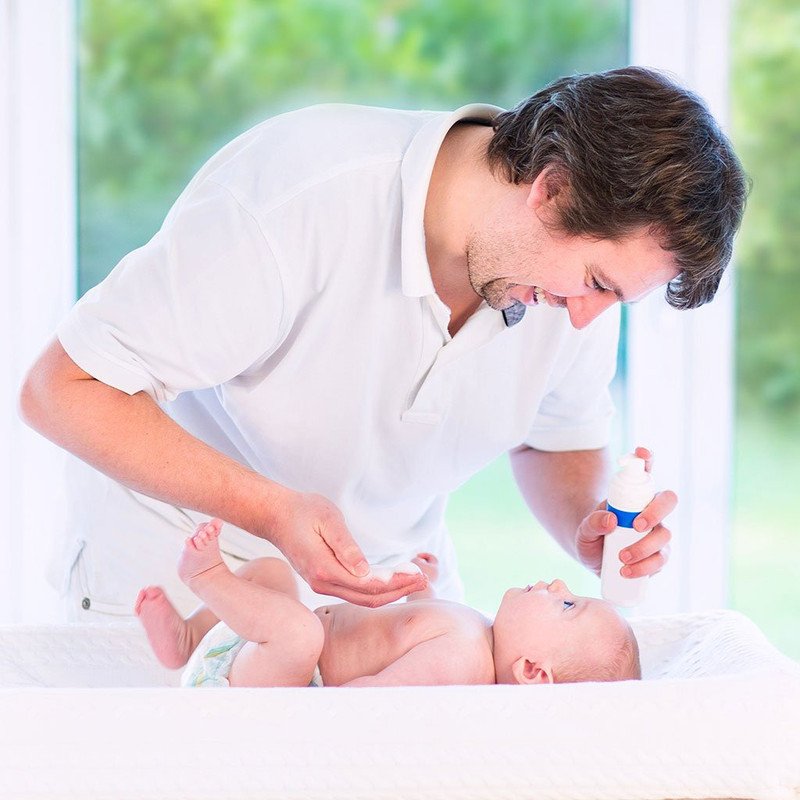 Cha mẹ có thể kết hợp sử dụng các sản phẩm làm sạch khi lau người cho trẻ