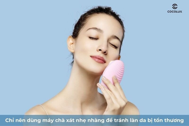 Chà xát mạnh khi dùng máy rửa mặt sẽ gây tổn thương da