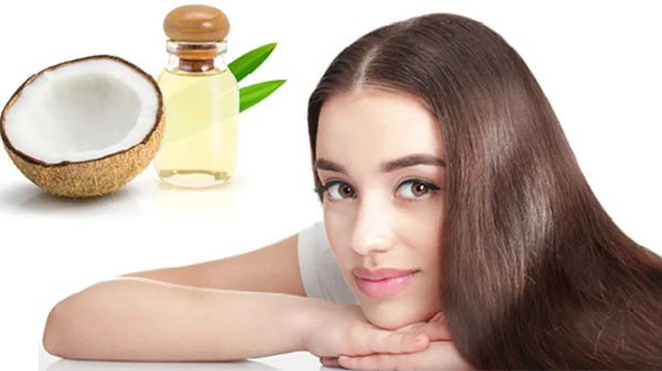 Chai dầu dừa và lá dừa xanh, hình ảnh tượng trưng cho sản phẩm tự nhiên