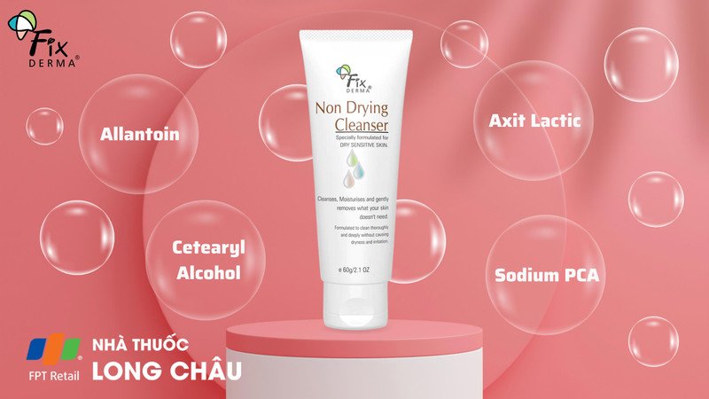 chai sữa rửa mặt dịu nhẹ giúp cấp ẩm cho da khô nhạy cảm