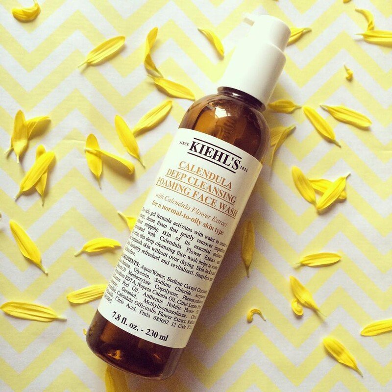 Chai sữa rửa mặt Kiehl's Calendula Deep Cleansing Foaming Face Wash cùng cánh hoa cúc khô.