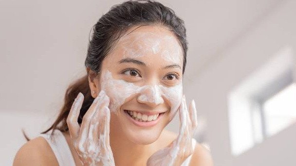 Chăm sóc da mặt mụn bằng sữa rửa mặt dịu nhẹ để ngăn ngừa nhiễm trùng