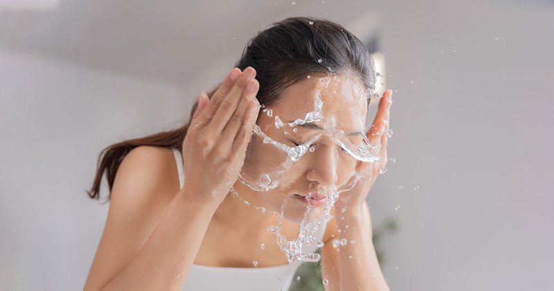 Chăm sóc da mặt sau nặn mụn để tránh kích ứng
