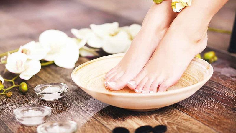 Chăm sóc giấc ngủ sâu hơn với liệu pháp ngâm chân nước nóng tại nhà