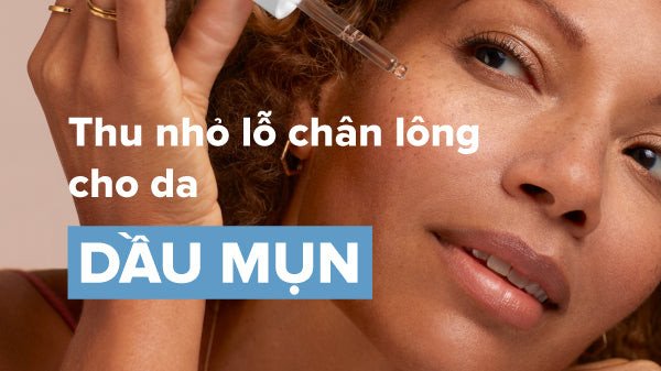 Chân dung một cô gái có làn da dầu mụn đang soi gương kiểm tra các vấn đề về lỗ chân lông to