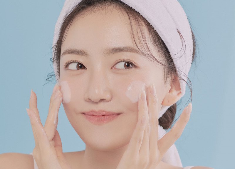 Chọn sữa rửa mặt dịu nhẹ, chiết xuất từ thiên nhiên cho da nhạy cảm sau khi tẩy nốt ruồi