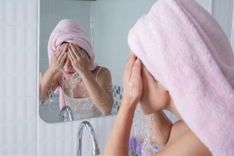 Chọn sữa rửa mặt kháng viêm, dịu nhẹ cho làn da tuổi 12 có mụn.