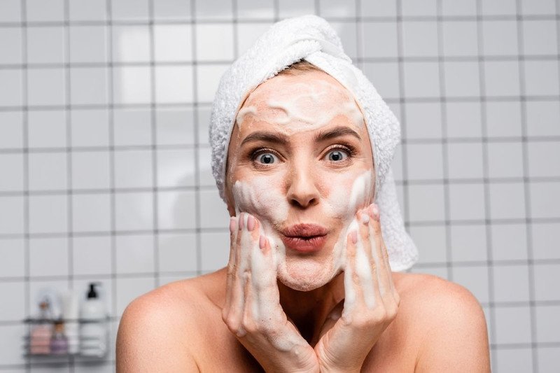 Chọn sữa rửa mặt phù hợp với độ pH cho da dầu giảm bóng nhờn