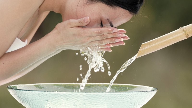 Chuẩn bị lá tía tô để nấu nước rửa mặt làm sạch sâu