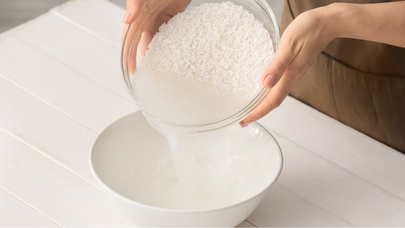 Chuẩn bị nước vo gạo lắng đọng để rửa mặt đúng cách