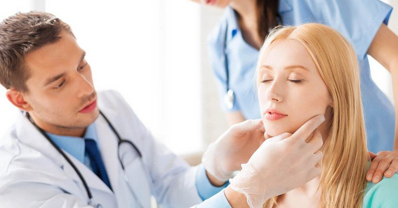 Chuyên gia da liễu tư vấn chăm sóc da sau peel