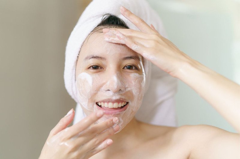 cô gái đang rửa mặt bằng sữa rửa mặt để có làn da sạch khỏe