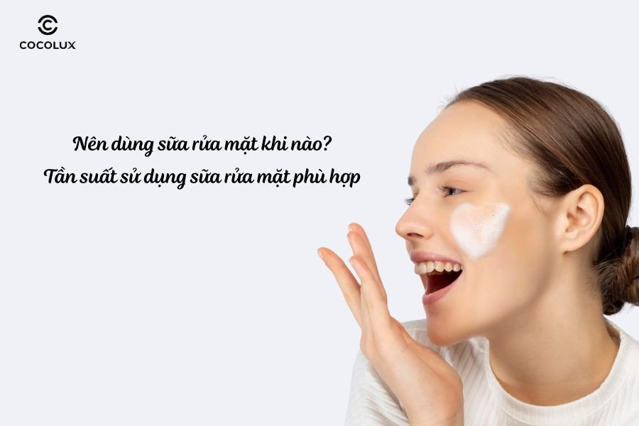 Cô gái đang rửa mặt bằng sữa rửa mặt, minh họa thời điểm lý tưởng để sử dụng sữa rửa mặt mỗi ngày.