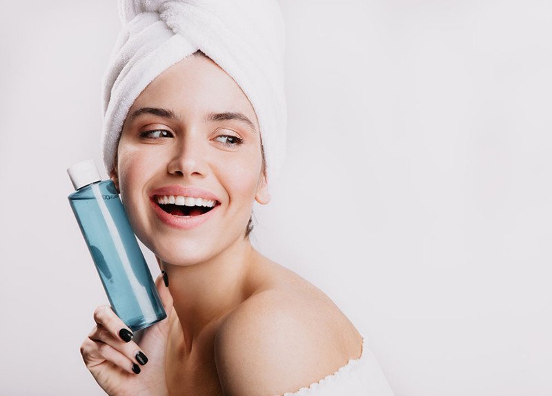 Cô gái đang thoa toner để cân bằng độ pH da
