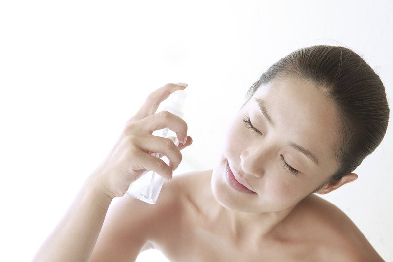 Cô gái đang xịt khoáng dưỡng ẩm cho da mặt