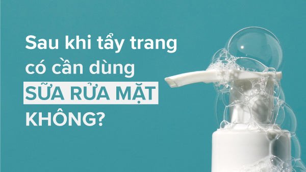Cô gái thực hiện bước làm sạch da mặt với tẩy trang và sữa rửa mặt