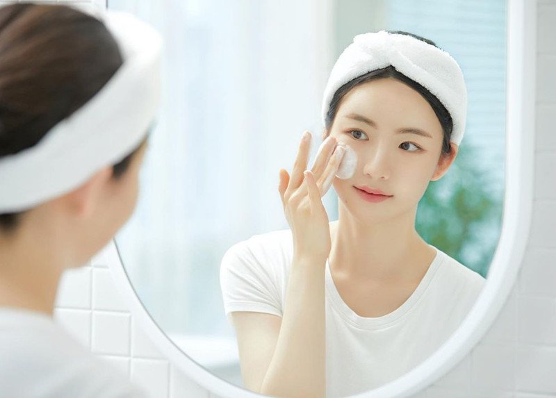 Cô gái trẻ chăm sóc da mặt cơ bản