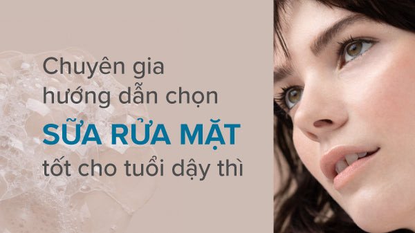 Cô gái trẻ rửa mặt với sữa rửa mặt phù hợp tuổi dậy thì