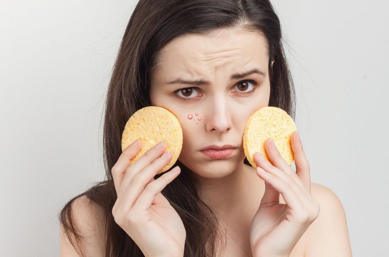 da bị kích ứng do bông rửa mặt nhiễm khuẩn