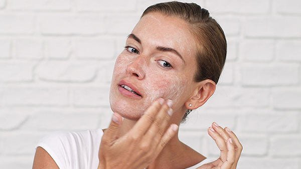 Da khô căng nếu không dưỡng ẩm sau khi tẩy tế bào chết