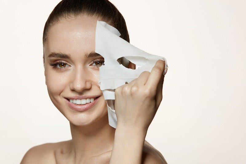 Đắp mặt nạ dưỡng ẩm và phục hồi da sau khi lột mụn