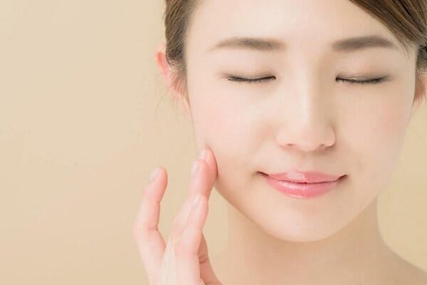 Đắp mặt nạ ngũ hoa lên da để ngăn ngừa mụn và làm sạch lỗ chân lông