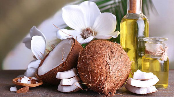 Dầu dừa nguyên chất trong hũ thủy tinh, dùng để bôi dầu dừa lên mặt qua đêm