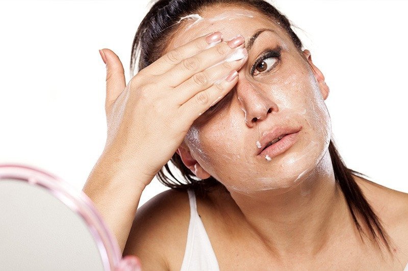 Dầu tẩy trang làm sạch lớp trang điểm hiệu quả