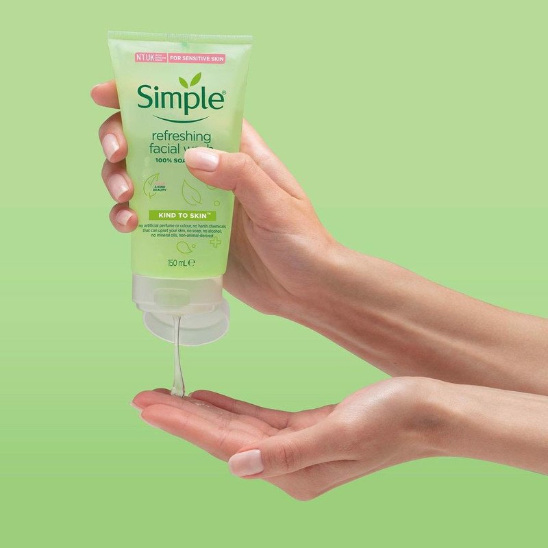 Độ pH cân bằng của sữa rửa mặt Simple giúp bảo vệ hàng rào da tự nhiên