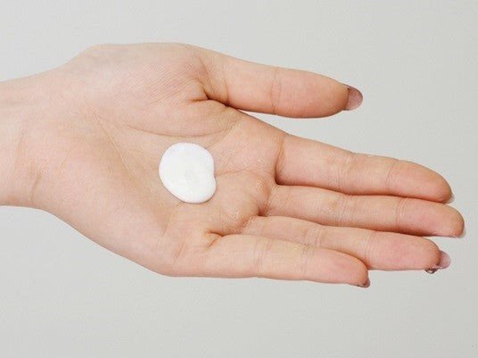 Đong lượng kem chống nắng phù hợp để thoa lên da mặt và cơ thể