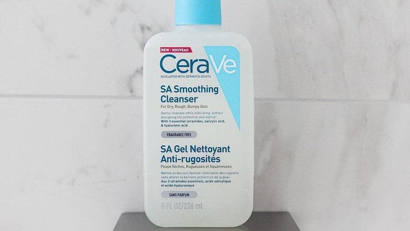 Dòng sữa rửa mặt Cerave Renewing SA Cleanser hỗ trợ giảm mụn và làm mịn da
