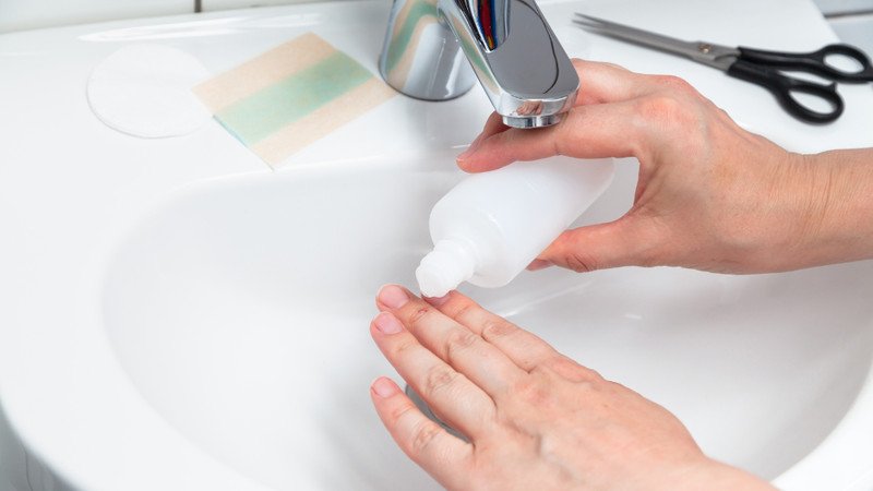 Dùng nước muối sinh lý để vệ sinh và hỗ trợ lành vết thương